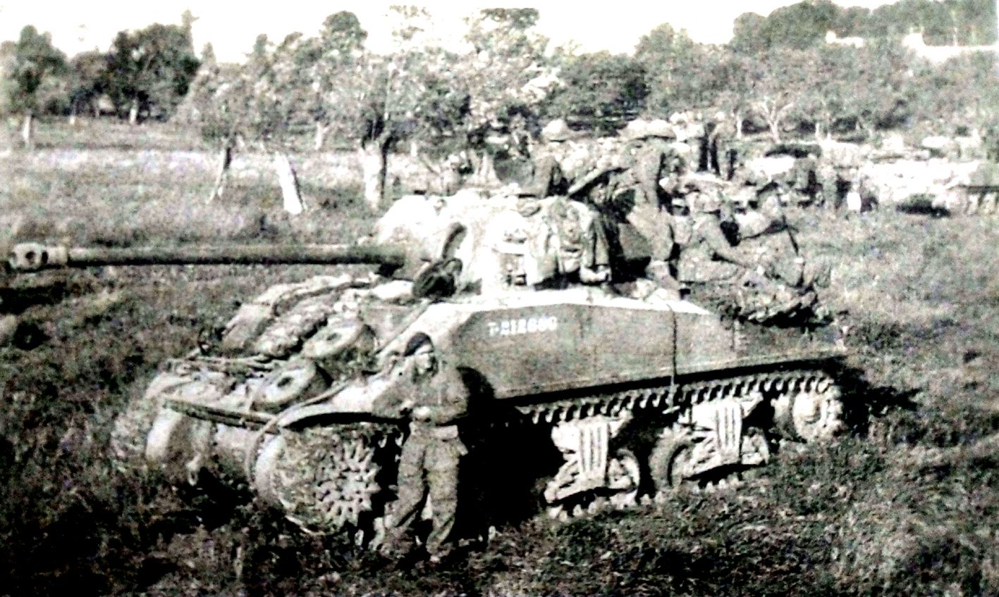 1944年7月,「诺曼底登陆」期间,法国奥恩河畔集结的英军第11装甲师第3坦克团的「萤火虫」MK.ⅤC坦克。
