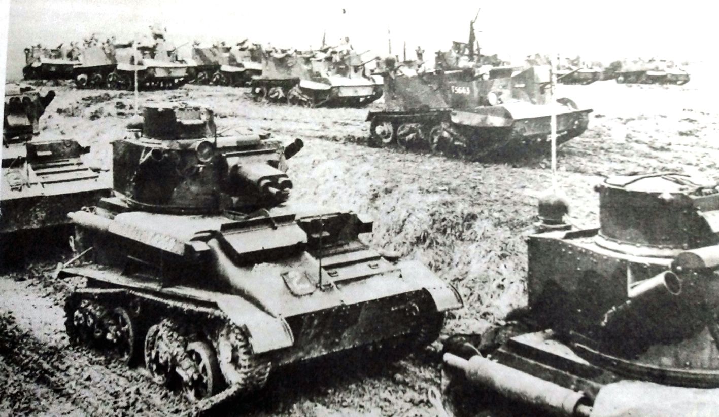 1940年,西欧法国战场,正在参加演习的英军MKⅥB轻型坦克和人员运输车。