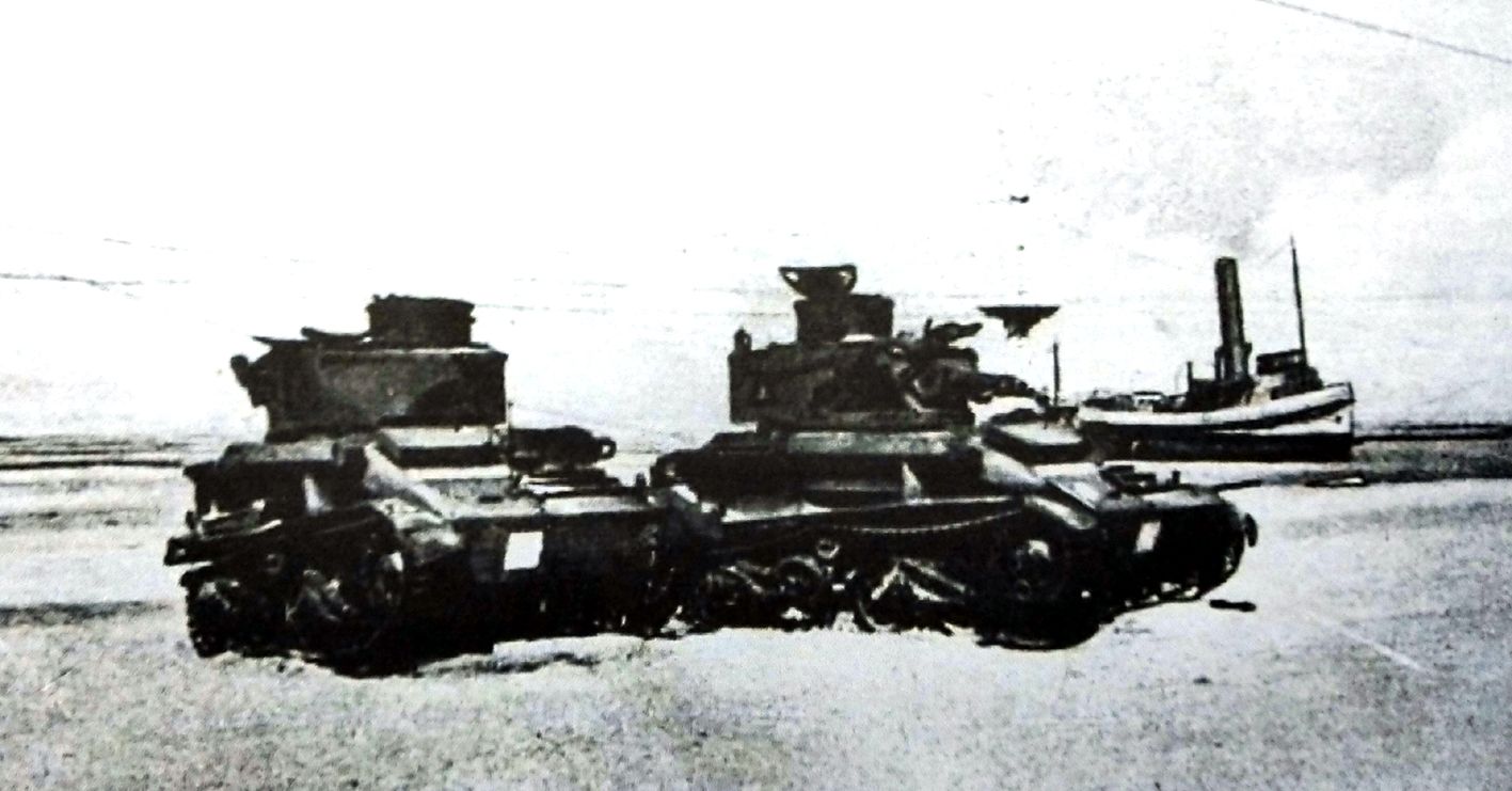 1940年,「敦刻尔克撤退」期间,西欧法国敦刻尔克海滩,英军第3皇家坦克团撤回英国时遗弃的两辆MKⅥB轻型坦克。