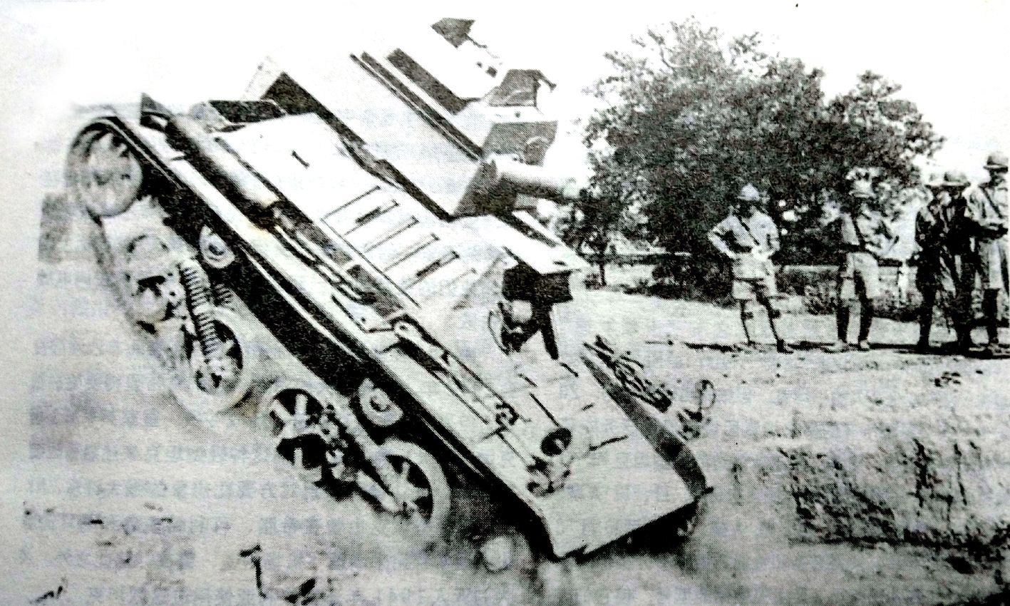 1935年,在印度试验场作跨越壕沟机动测试的一辆MKⅡB轻型坦克,由于MKⅡ轻型坦克车体较轻,在遇到崎岖路况时也有较好机动性。