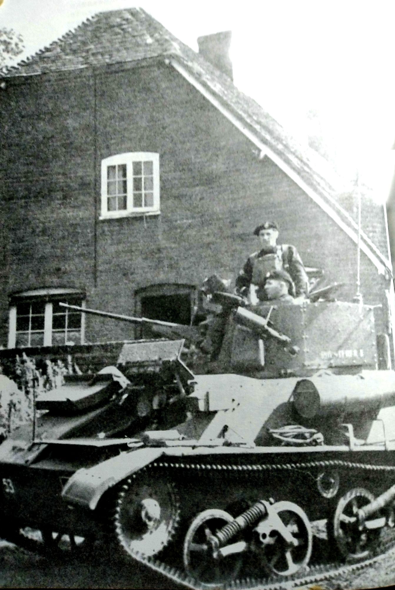 1941年,英国某机场,一辆MKⅥ坦克正在执行巡逻任务。