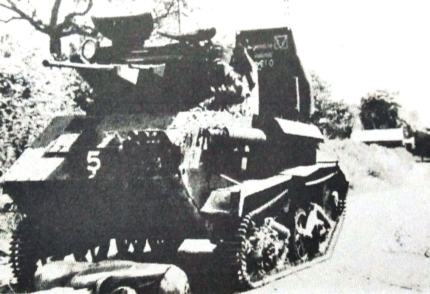 1940年6月,「法国战役」期间,西欧法国战场,英军某皇家枪骑兵团遗弃在法国的一辆MKⅥC轻型坦克。