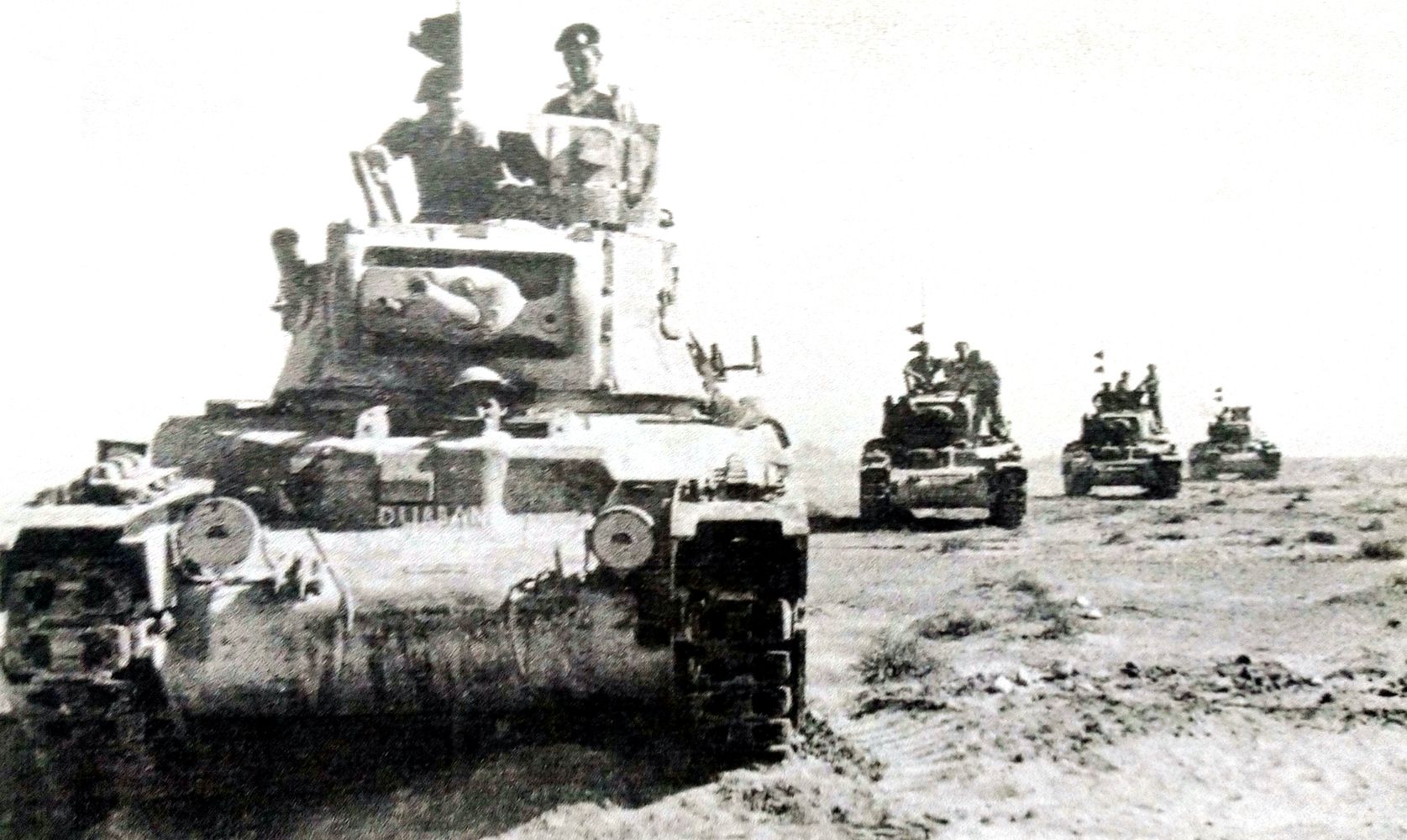 1941年,非洲战场,英军第4皇家坦克团B中队的马蒂尔达Ⅱ型步兵坦克正在向战场进发。