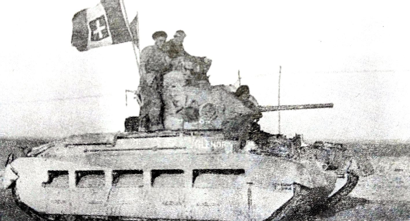 1941年,非洲战场,一辆英军的马蒂尔达Ⅱ型步兵坦克在与意军作战后凯旋而归,坦克上还插着一面缴获的意大利国旗。