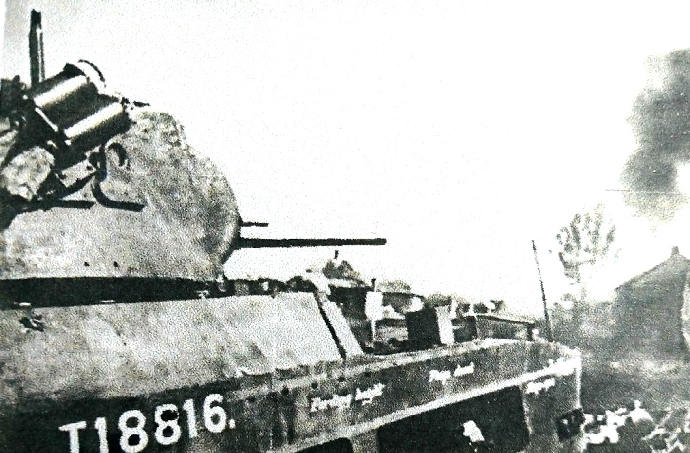 1942年,苏联战场,苏联西南方面军一辆马蒂尔达Ⅱ型步兵坦克正在与德军作战。