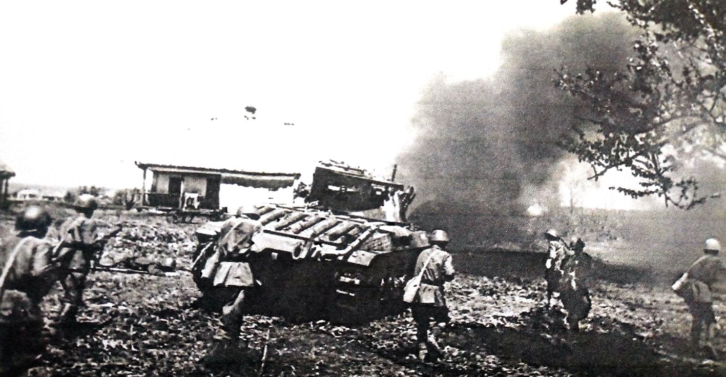 1942年5月,苏联战场,苏联西南方面军第133装甲旅的马蒂尔达Ⅱ型步兵坦克正在支援苏军步兵向德军阵地进攻。
