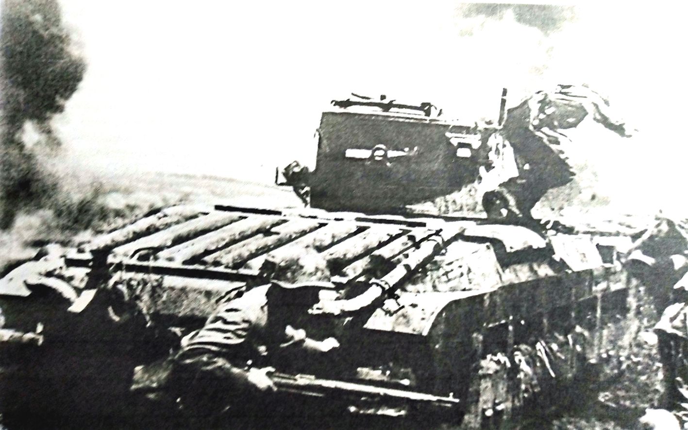 1942年5月,苏联战场,苏军步兵在西南方面军第133装甲旅的马蒂尔达Ⅱ型步兵坦克掩护下攻入德军阵地。