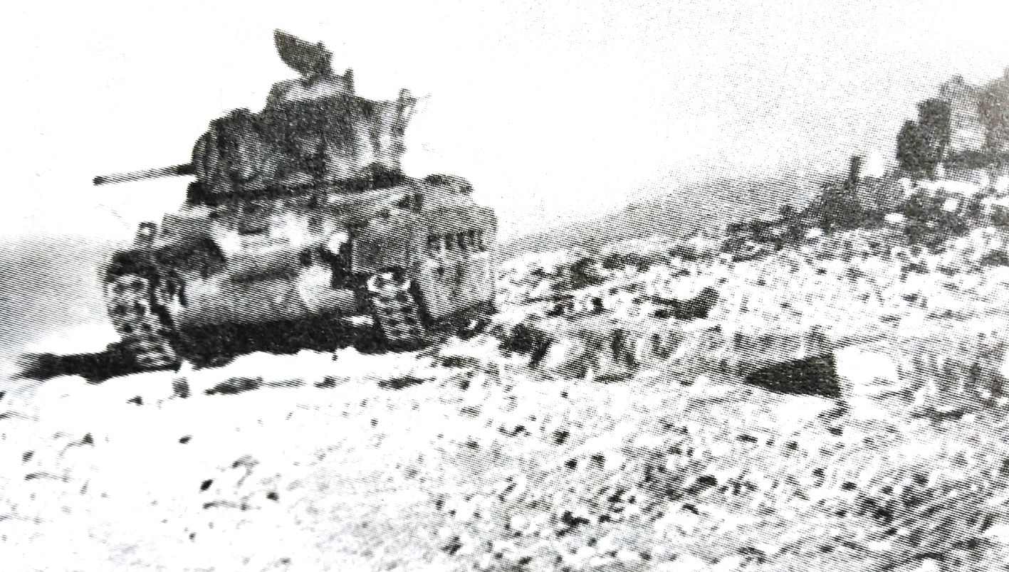 1941年,非洲战场,一辆被德军88炮击毁的英军马蒂尔达Ⅱ型步兵坦克。