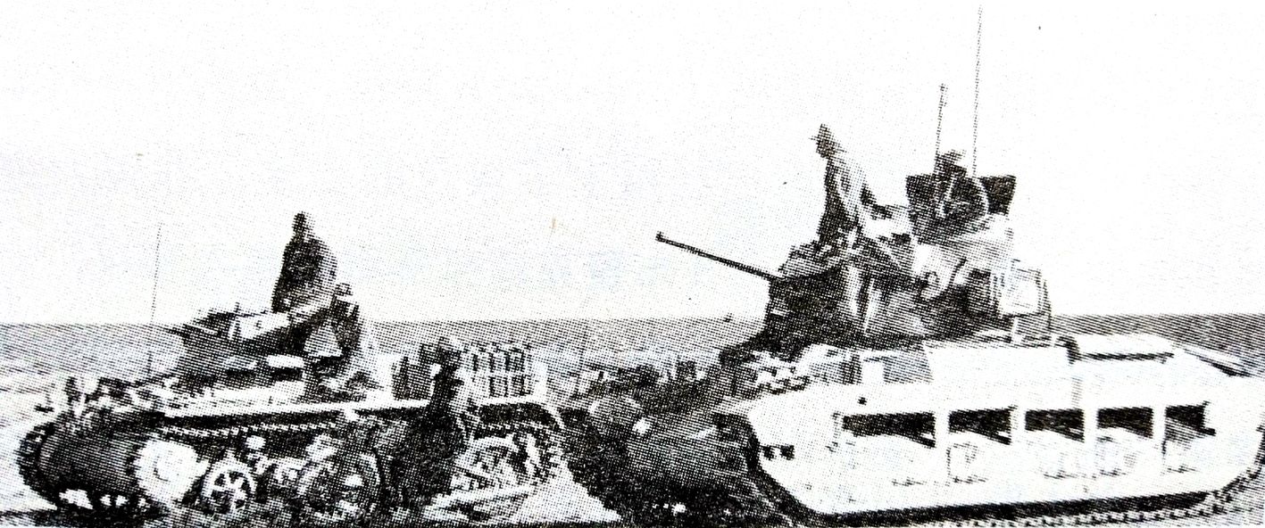 1941年,非洲战场,德军驾驶着一辆缴获的英军马蒂尔达Ⅱ型步兵坦克正在行进,图左边是一辆德军的Ⅱ号坦克。