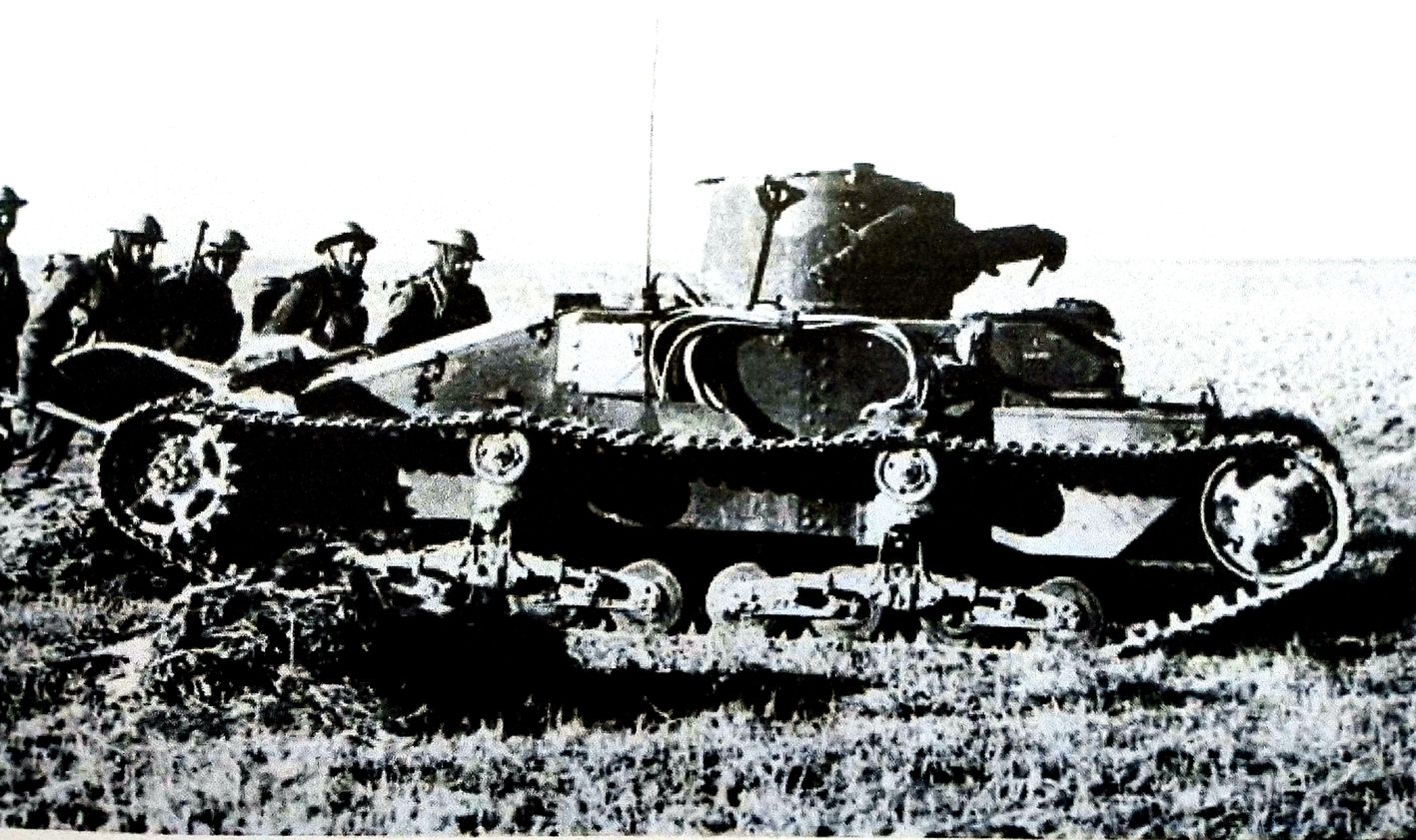 1939-1940年,法国北部战场,一辆马蒂尔达Ⅰ型步兵坦克正在掩护英军步兵前进。