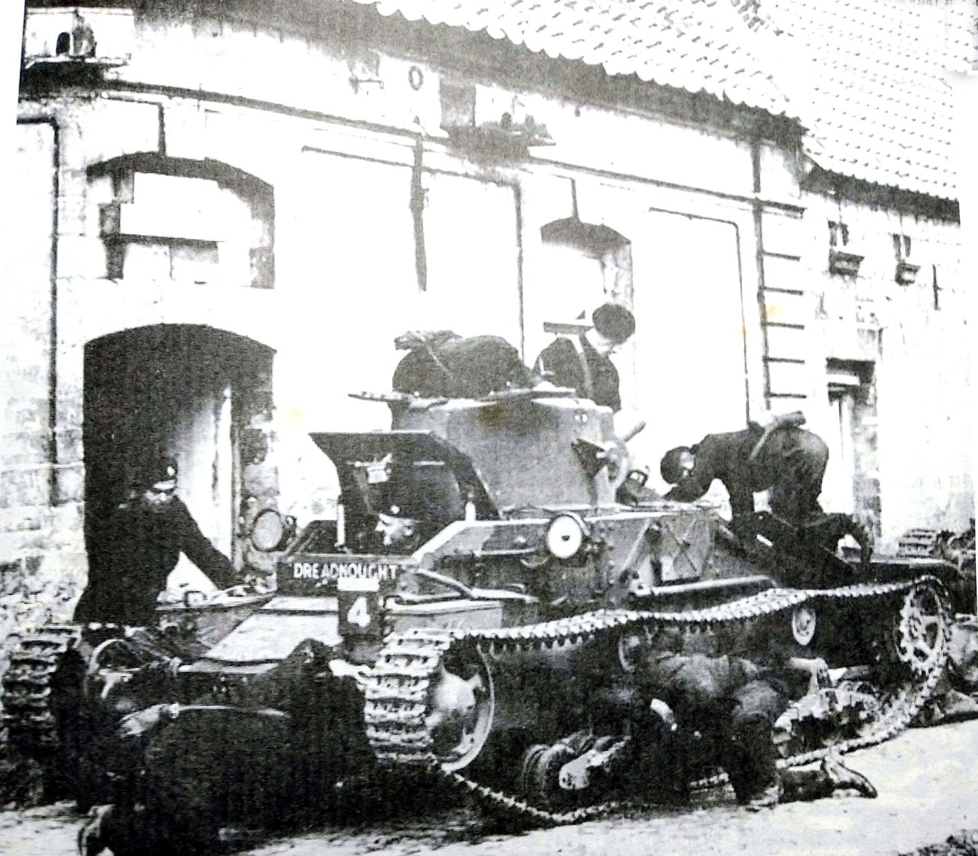 1941年,法国战场,英军正在对一辆马蒂尔达Ⅰ型步兵坦克进行检修。