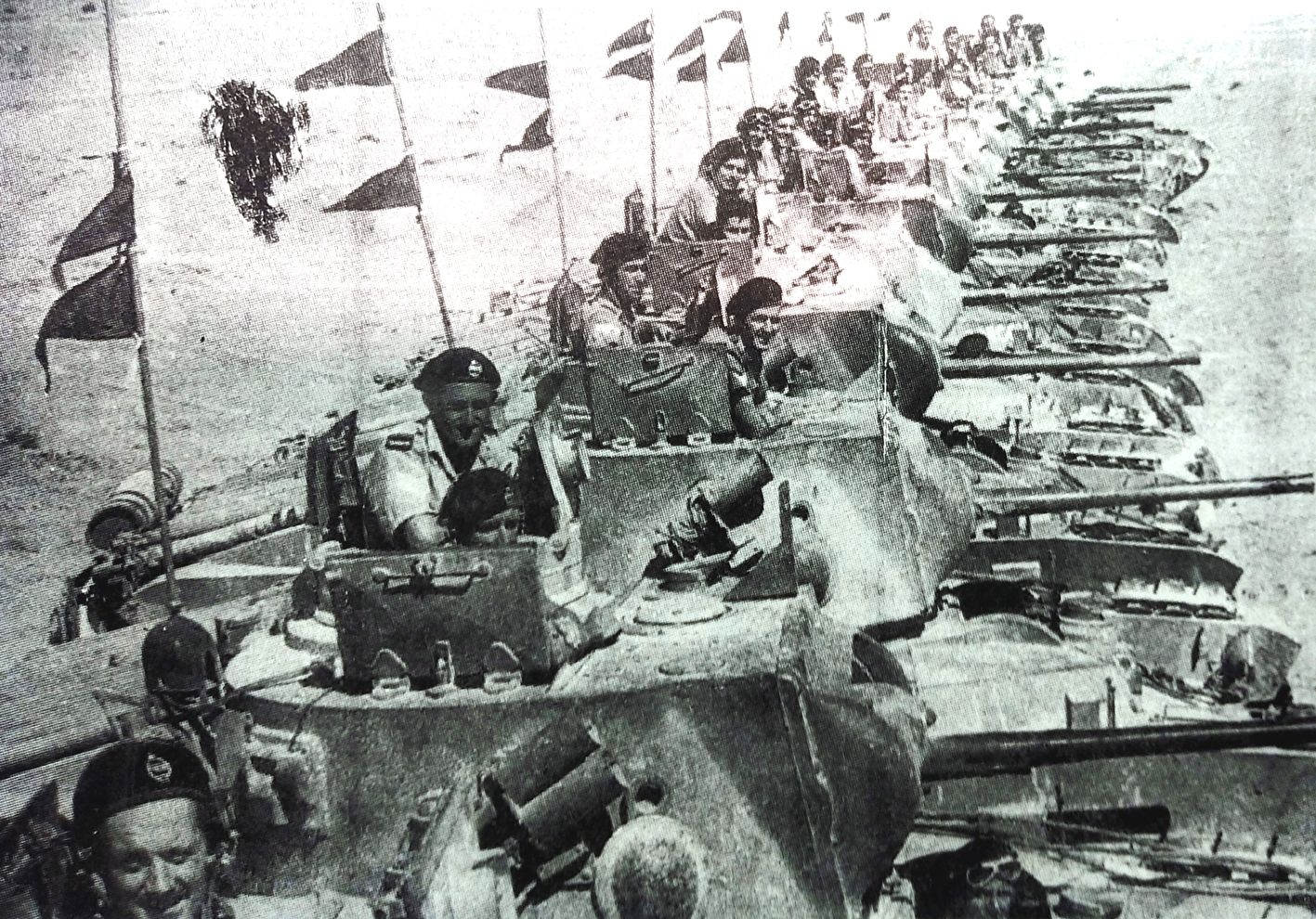 1941年,非洲战场,英军的马蒂尔达Ⅱ型步兵坦克正在集结准备对意军发动攻击。
