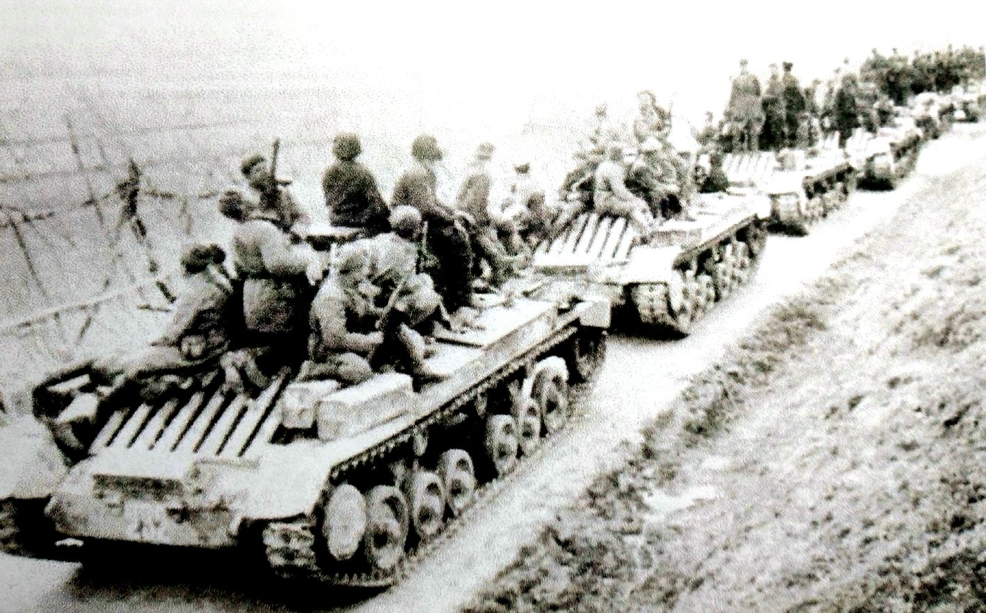 1945年3月,「春季觉醒」行动期间,一队在匈牙利行进的瓦伦丁IX、X型步兵坦克(隶属部队未知)。