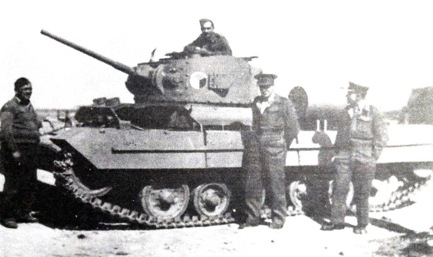 1942年,「托布鲁克战役」期间,利比亚港口城市托布鲁克的一辆英军瓦伦丁Ⅲ型步兵坦克。