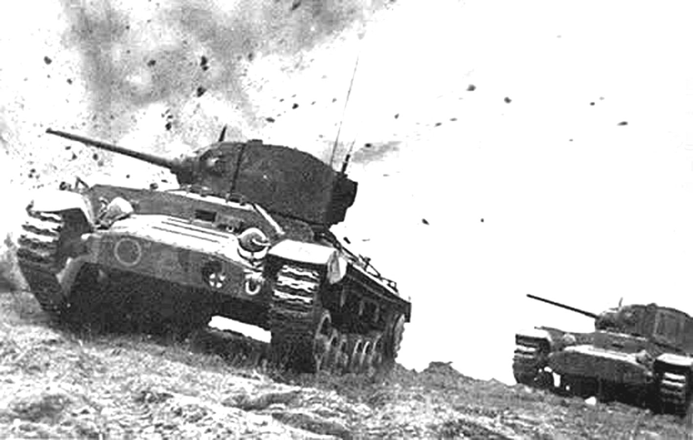 1942年,「阿拉曼战役」期间,英军的瓦伦丁步兵坦克正在与德军作战。