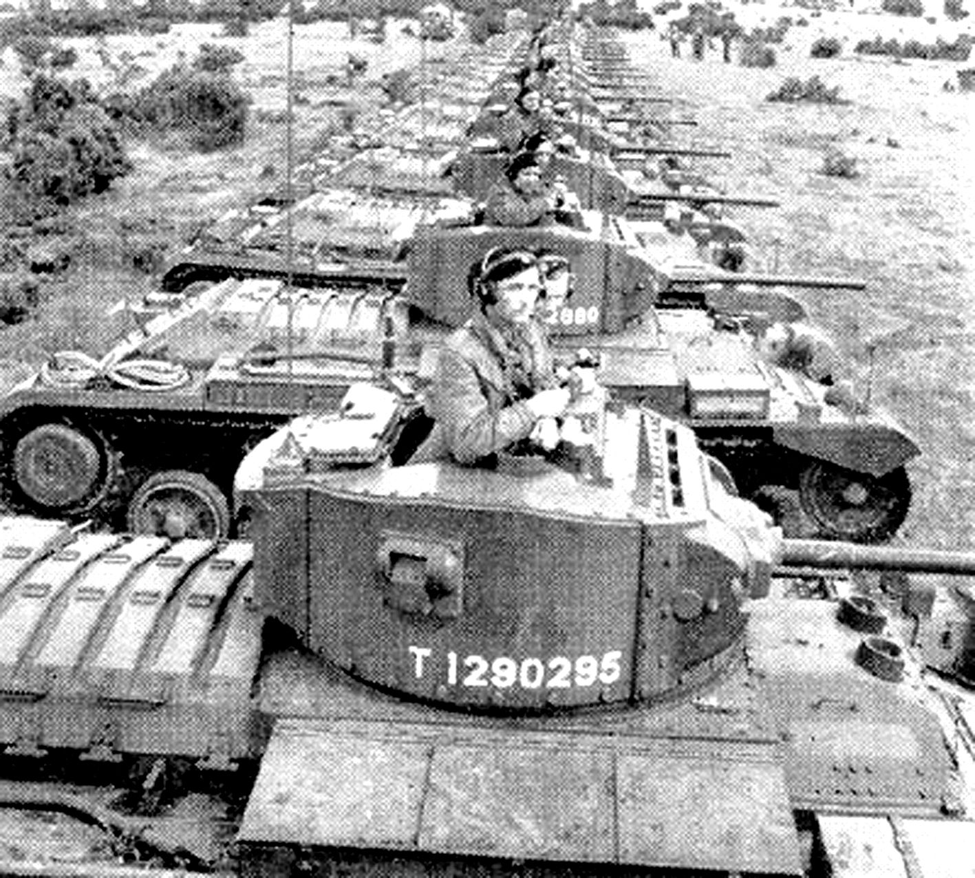 1942年,「阿拉曼战役」期间,一队瓦伦丁步兵坦克正在作战斗前的集结。