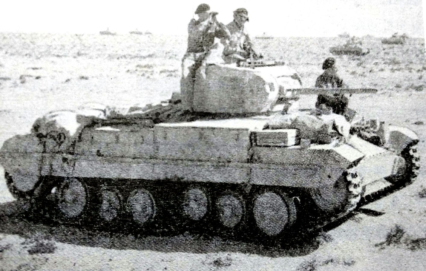 1942年,「阿拉曼战役」期间,英军的瓦伦丁步兵坦克正在准备向德军阵地进攻。