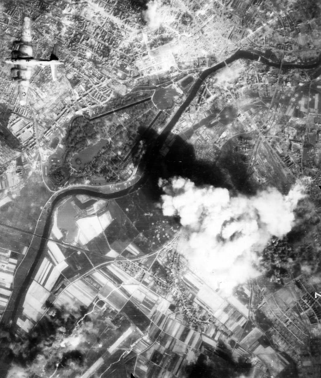 1944年4月19日,美国陆军航空队第303轰炸大队的B-17「飞行堡垒」正在轰炸德国卡塞尔-贝滕豪森的格哈德-菲泽勒飞机制造厂。画面中央可见卡尔斯奥厄公园,下方为卡塞尔-瓦尔德奥机场,这是「对德战略轰炸」中针对德国飞机制造工业的典型空袭。