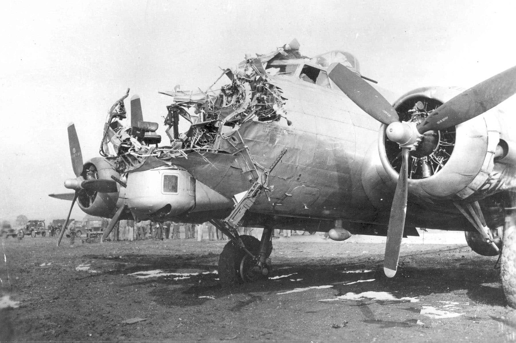 一架在1944年10月15日执行完科隆轰炸任务后安全返航的B-17「飞行堡垒」轰炸机,这架飞机来自第601轰炸机中队,绰号「可爱朱莉」(Lovely Julie,编号:43-38172),在该次任务期间,一枚德军发射的88毫米高射炮弹几乎将其机头完全炸毁,导致负责投弹操作的乔治·阿博特(George Abbott)中士当场身亡。然而尽管飞机仪表尽毁、机头严重受损且痛失战友,领航员雷蒙德·J·勒杜(Raymond J. LeDoux)中尉仍顺利将这架受创严重的飞机带回了基地,从中可见B-17的机体坚固与可靠性。