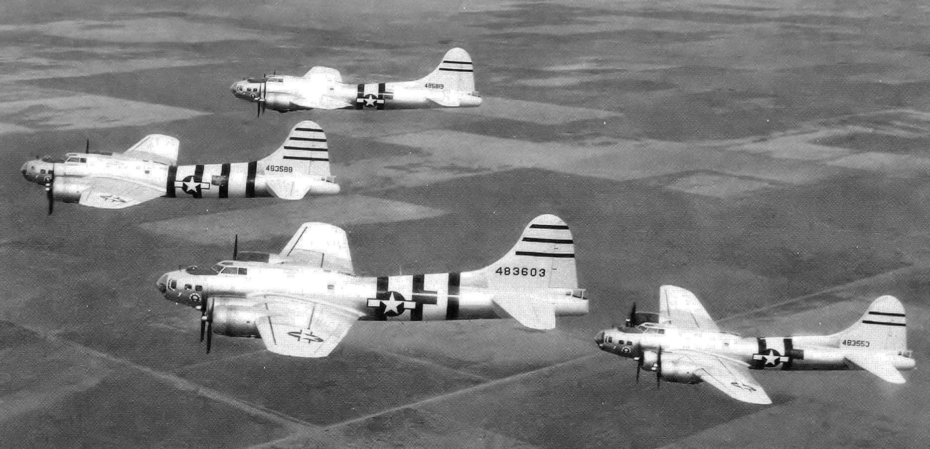 1946年4月,在新墨西哥州上空飞行的无人操纵QB-17「飞行堡垒」测试机。这些飞机隶属于美国陆军第1试验制导导弹大队,采用原色铝蒙皮涂装,机身和尾部绘有红色条纹。