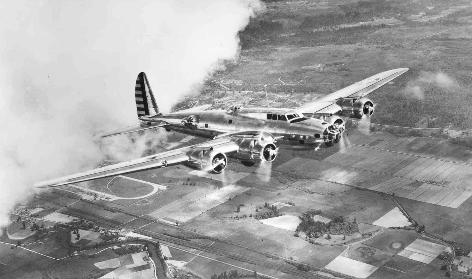 1937年进行飞行测试的波音Y1B-17。