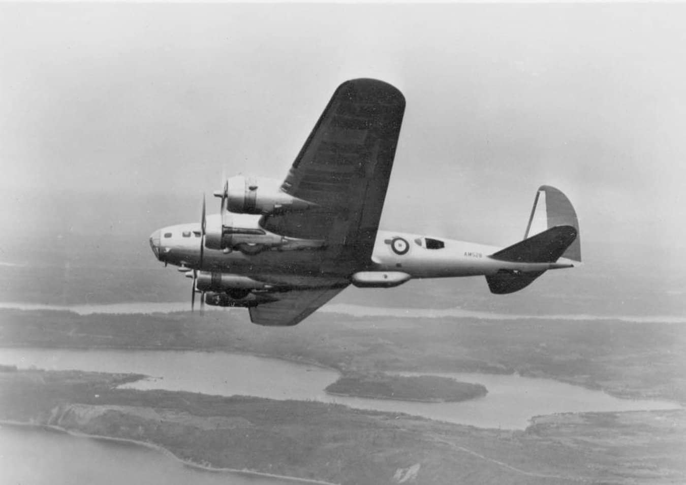 英国皇家空军装备的B-17C「堡垒」I型(Fortress I)轰炸机(序列号:AN529),其配备了类似德国He-111H型飞机的「浴缸」式腹部吊舱。