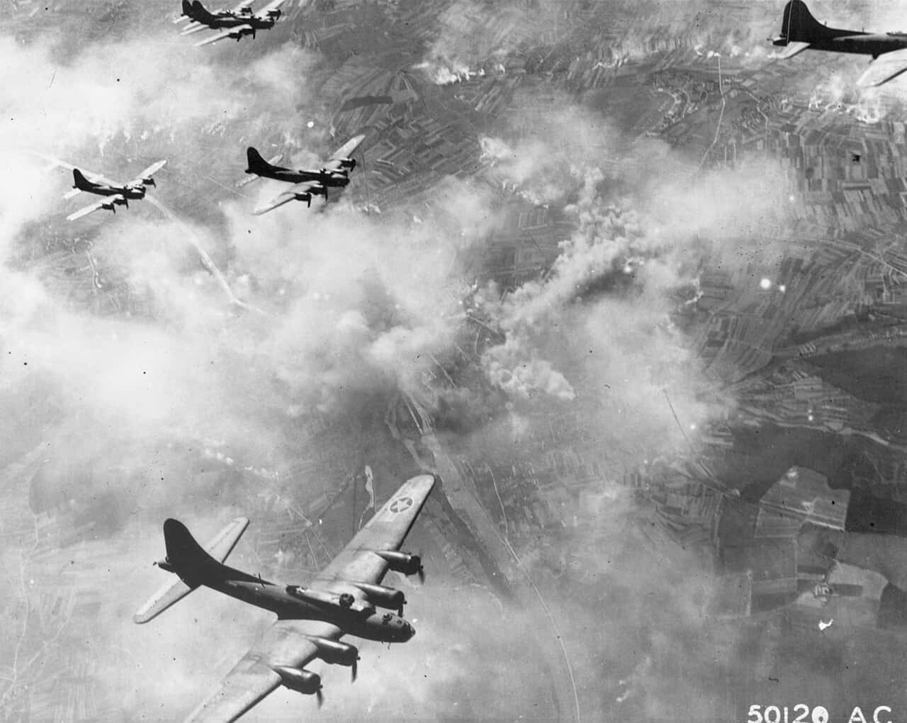 1943年8月17日,飞越德国施韦因富特上空的波音B-17F编队。