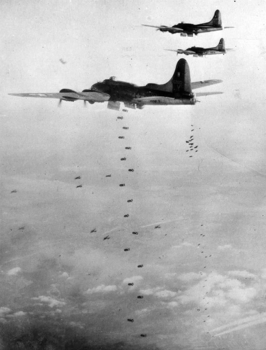 1944年12月29日,美国陆军航空队第398轰炸大队第602轰炸中队装备的B-17G「飞行堡垒」正在轰炸德国宾根。画面最前方的B-17G-55-BO「回旋镖」号于次日飞往比绍夫斯海姆执行任务途中,在英吉利海峡上空因不明原因空中解体失事。