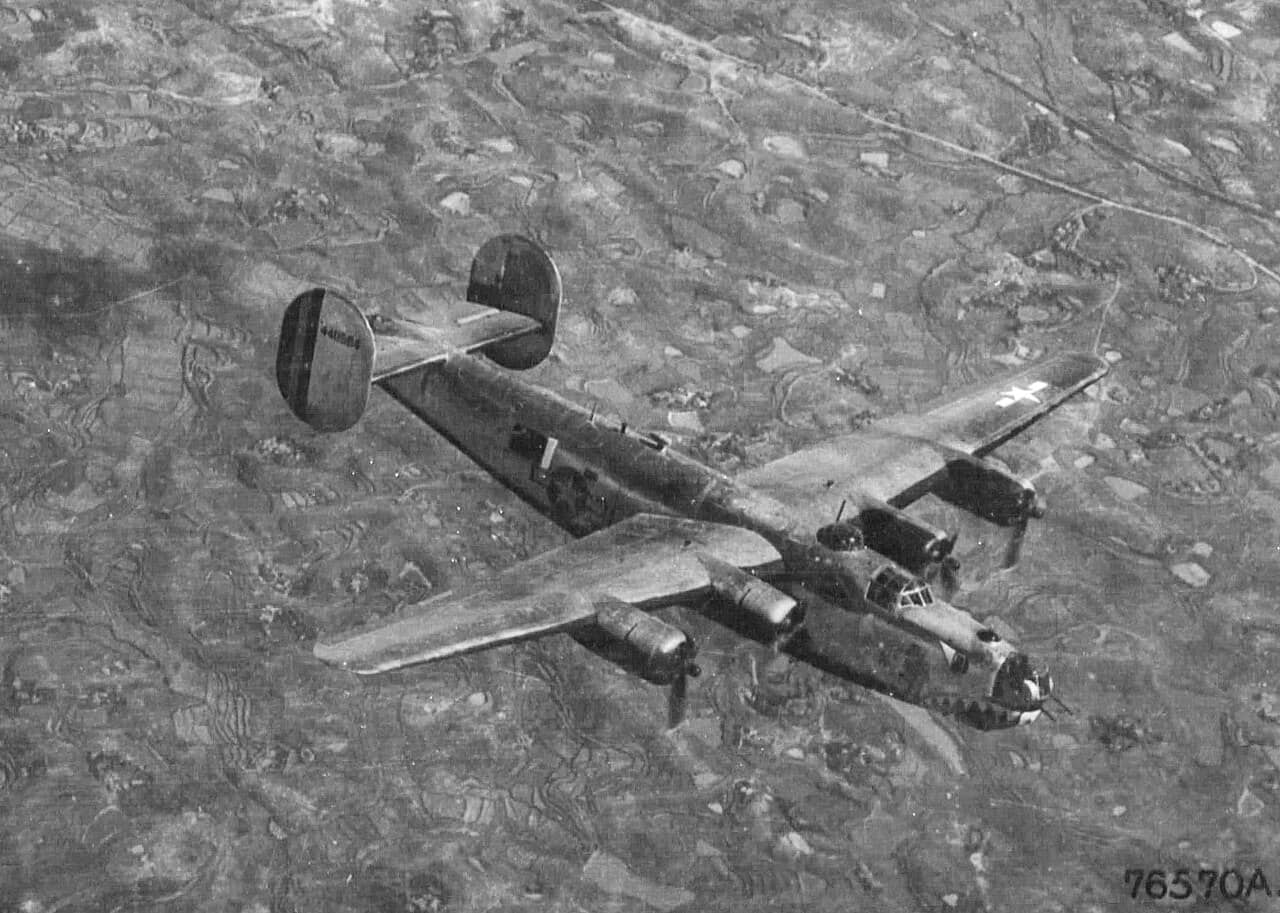1944年9月16日,飞越中国上空的一架B-24J-170-CO「解放者」轰炸机(序列号:44-40584)。该机绰号「国王十号」(King's X),隶属于陈纳德将军指挥的第14航空队第308轰炸机大队第375轰炸机中队。