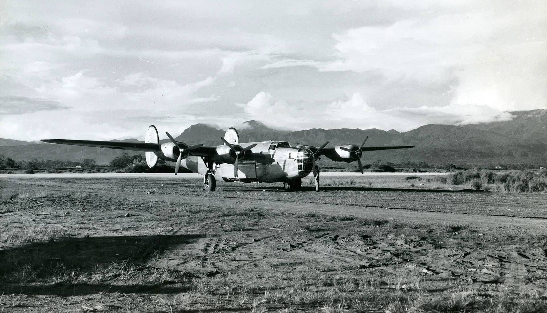 1944年8月,停放在瓜达尔卡纳尔岛机场的B-24「解放者」轰炸机。太平洋战争期间,B-24从瓜岛等前进基地起飞,对拉包尔、特鲁克等日军据点实施持续轰炸。