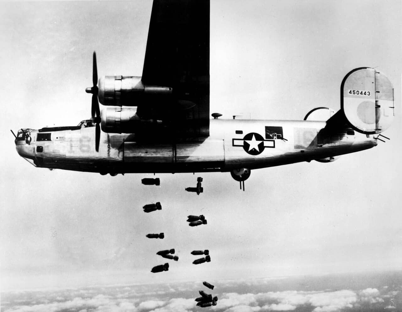 1945年3月19日,轰炸德国巴伐利亚州因河畔米尔多夫(Mühldorf am Inn)火车站的B-24M-1-FO「解放者」轰炸机。该机由福特汽车公司生产,隶属于美国陆军航空队第15航空队第451轰炸大队。
