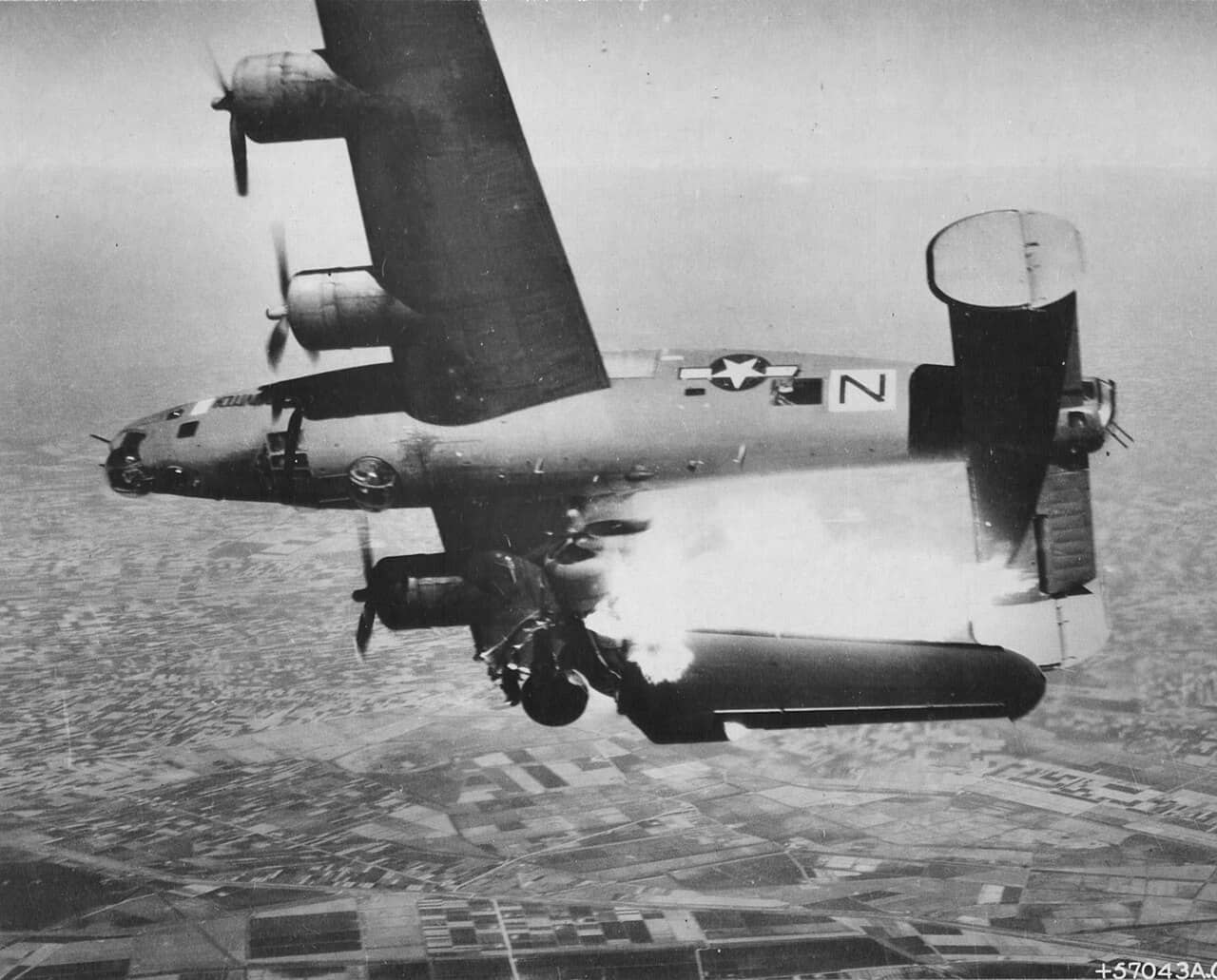 1945年4月10日,隶属美国陆军航空队第464轰炸机大队第779轰炸机中队的一架B-24L-10-FO「解放者」轰炸机(序列号:44-49710,机名:「斯蒂芬诺维奇二世」/ STEVENOVICH II)在意大利艾米利亚-罗马涅大区卢戈附近执行轰炸任务时,遭高射炮火击中坠落的瞬间。