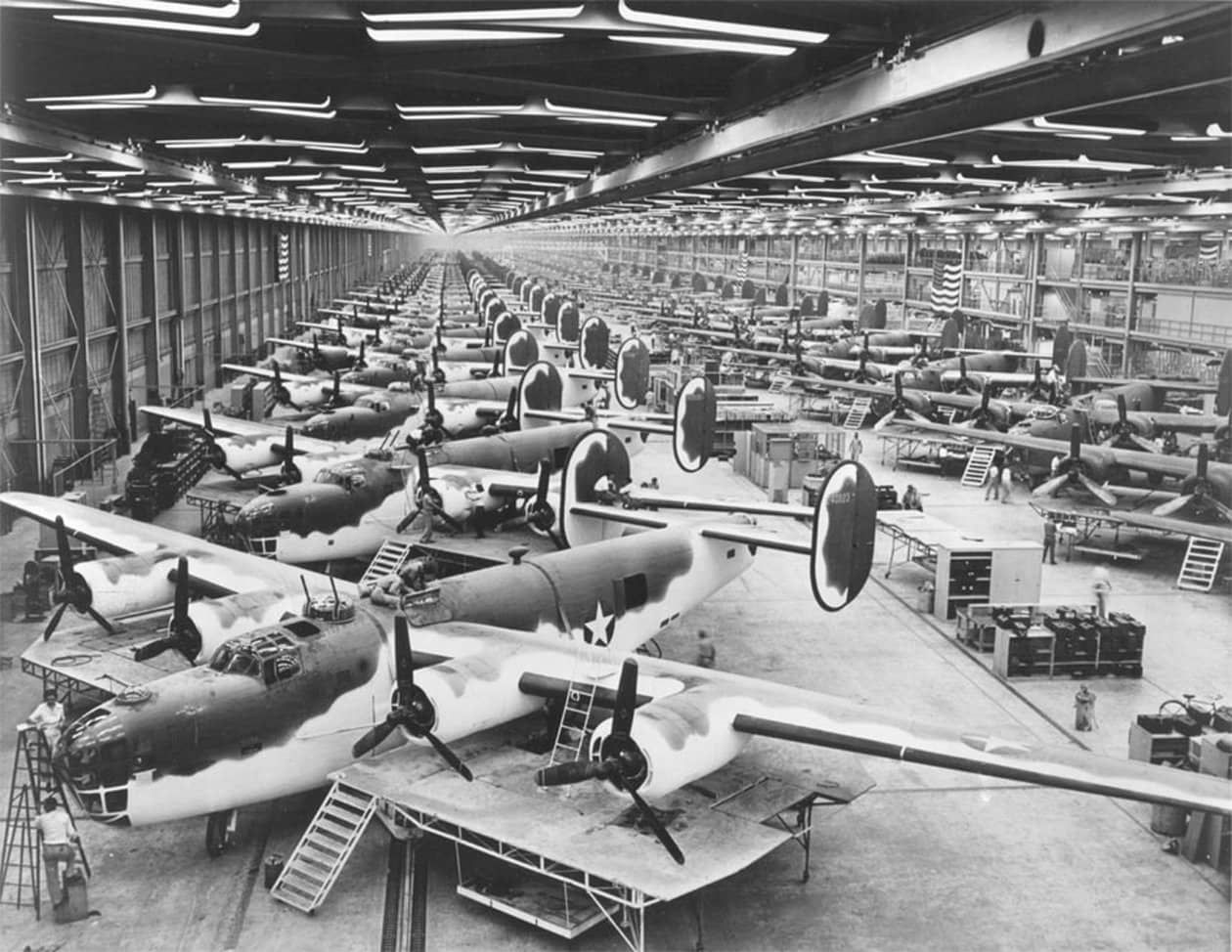 1943年,位于德克萨斯州沃斯堡(Fort Worth)的联合-伏尔泰(Consolidated-Vultee)工厂内组装飞机的场景。前景中可见采用橄榄绿与白色涂装、正接受陆军航空队(AAF)反潜司令部(AAFAC)为美军特殊用途而改装的B-24「解放者」轰炸机;该队列后方则是处于部分组装阶段的C-87「解放者快运」运输机。