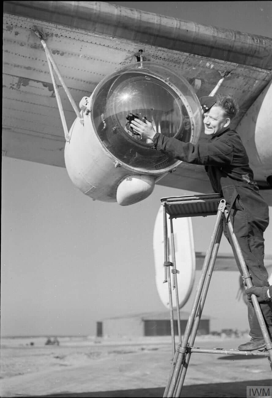1944年2月26日,工程人员正在为英国皇家空军海岸司令部的一架B-24「解放者」轰炸机安装反潜武器:一个用于在夜间发现水面潜艇的「利」式探照灯(Leigh Light)。