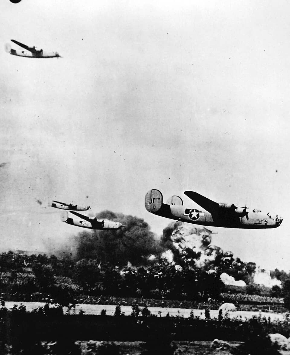 1943年8月,B-24轰炸机群低空轰炸罗马尼亚普洛耶什蒂(Ploiești)油田。注:1943年8月1日,美军发动「浪潮行动」,178架B-24以超低空突袭这座纳粹德国的石油命脉,是二战中最著名的低空轰炸行动之一。