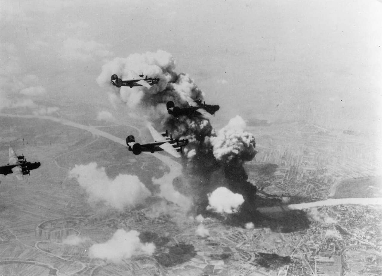 1944年6月16日,美国陆军航空队第15航空队的B-24轰炸机群正在轰炸位于斯洛伐克布拉迪斯拉发的阿波罗(Apollo)炼油厂。这次轰炸行动由第15航空队第376、449、450及98轰炸机大队的B-24「解放者」轰炸机执行,参与飞机总计158架,分为四个波次,对斯洛伐克布拉迪斯拉发境内的阿波罗炼油厂、冬季码头以及横跨多瑙河的斯特法尼克大桥(Stefanik's bridge)实施了轰炸。