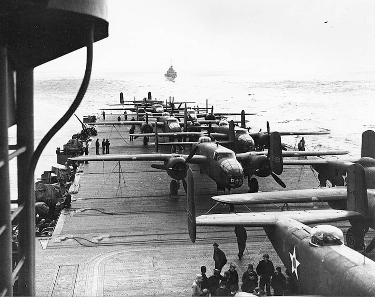 1942年4月,「杜立特空袭」前夕,停放在「大黄蜂」号航空母舰(CV-8)飞行甲板上的北美航空B-25B「米切尔」轰炸机,准备执行对日本本土的空袭任务。注:「杜立特空袭」(Doolittle Raid)发生于1942年4月18日,是第二次世界大战太平洋战争中的一次行动,也是二战期间美军对日本本土实施的首次空袭。