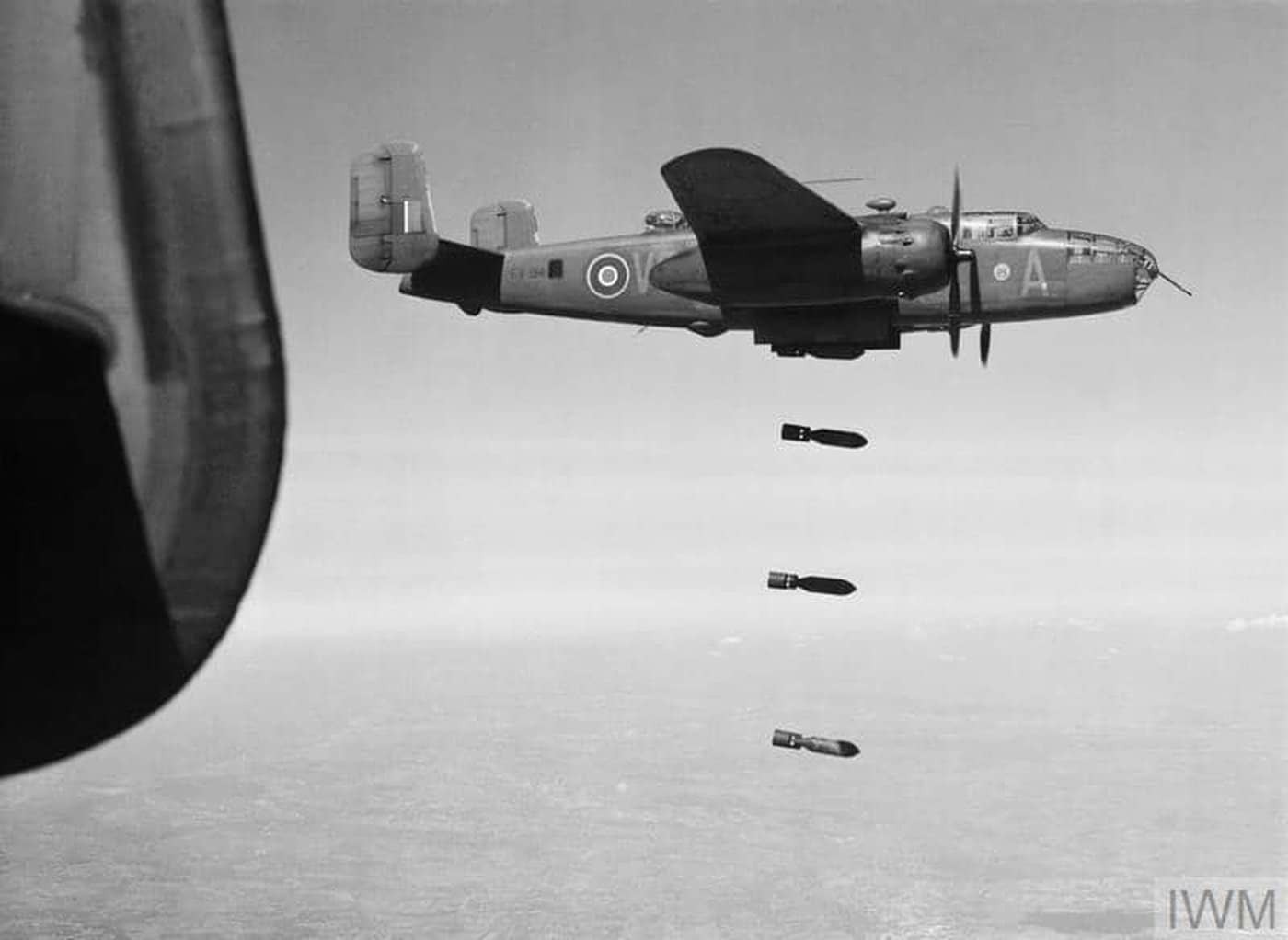 1944年底至1945年春季,隶属于英国皇家空军第98中队(驻地位于萨里郡邓斯福尔德)的「米切尔」Mk.II轰炸机(编号:FV914 VO-A),正在法国北部执行代号为「Noball」的作战行动。注:「Noball」行动是盟军打击德军在法国北部及荷兰等低地国家建造V-1飞弹发射阵地的一系列作战行动,意在阻止其对英国本土的轰炸。