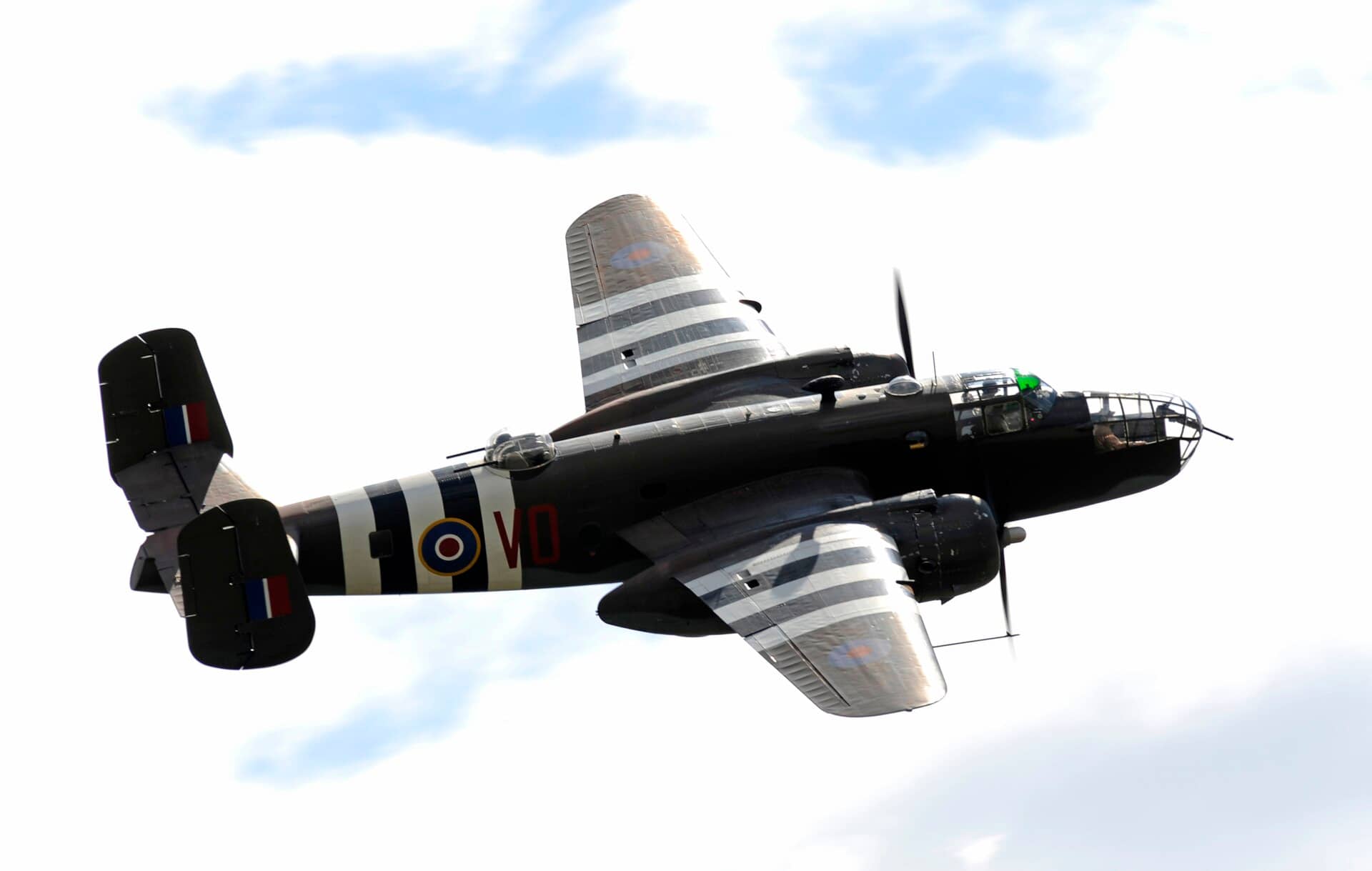 英国皇家空军装备的B-25「米切尔」轰炸机,机翼与垂尾涂有黑白「入侵条纹」。英国通过租借法案获得约700架,装备第2大队与第2战术航空队,执行欧洲战场的昼间战术轰炸。