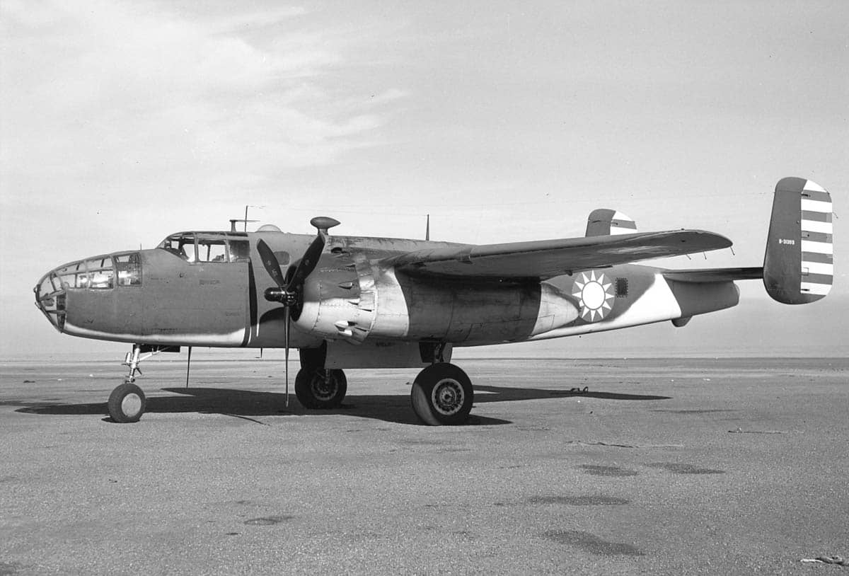 二战期间,中国空军与中美混合团装备的B-25C「米切尔」轰炸机停放在战时机场,机身可见中华民国空军机徽,垂尾的红白条纹为「中国战区」盟军识别标志。中国通过租借法案获得约130架B-25,用于对日轰炸。