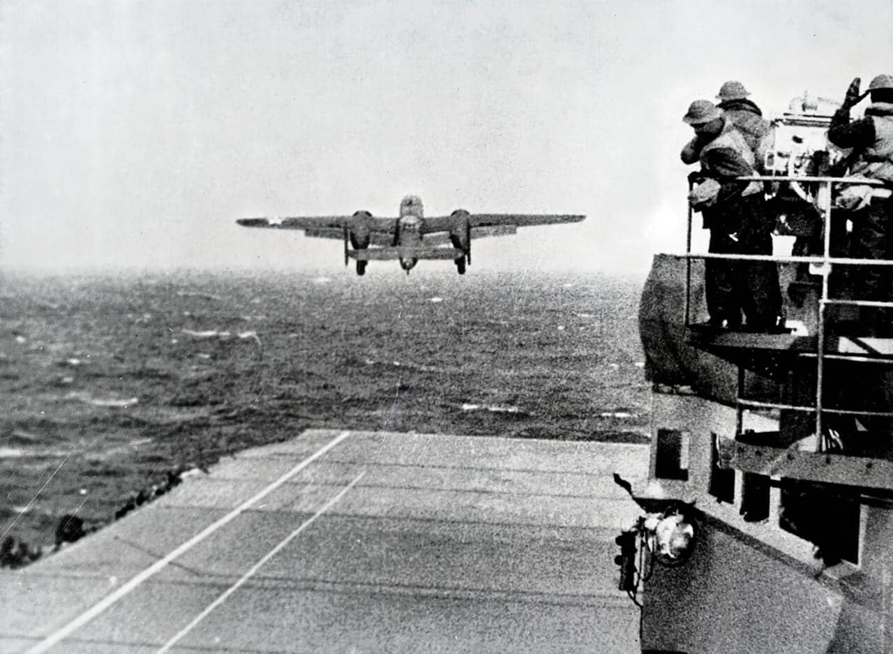 一张著名历史照片:1942年4月18日,一架B-25B「米切尔」轰炸机从「大黄蜂」号航空母舰上起飞,前往执行美国对日本本土的首次空袭任务。