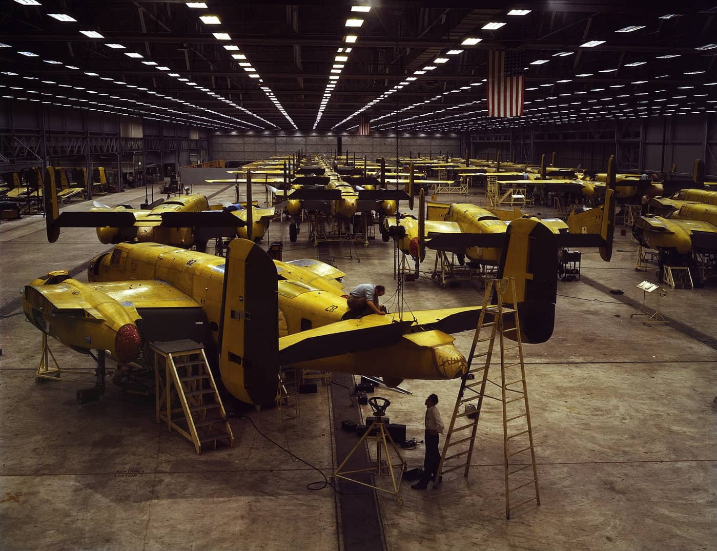 老照片修复:1942年,北美航空公司堪萨斯城工厂总装线上的B-25「米切尔」轰炸机。该厂与加州英格尔伍德工厂合计生产了全部9816架B-25。