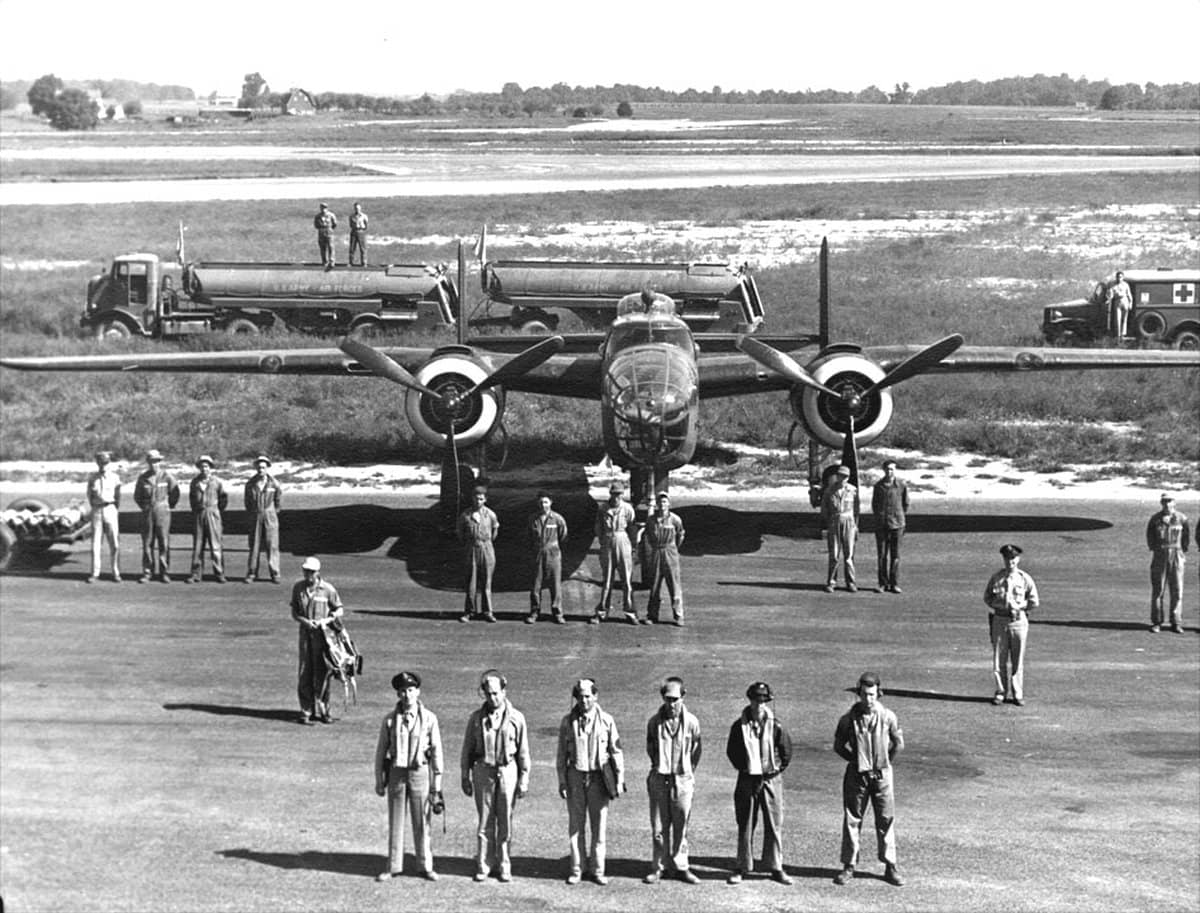 这张照片展示了维持一架B-25「米切尔」轰炸机飞行所需的人员规模。