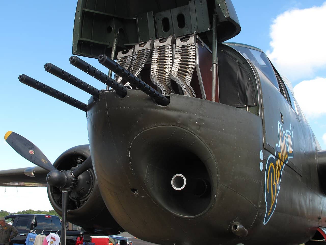修复后的B-25H轰炸机「芭比三号」(Barbie III)展示其配备的75毫米M5火炮以及四挺采用弹链供弹的0.50口径勃朗宁机枪。这张图片拍摄于摄于2011年的斯图尔特航展(Stuart airshow)。
