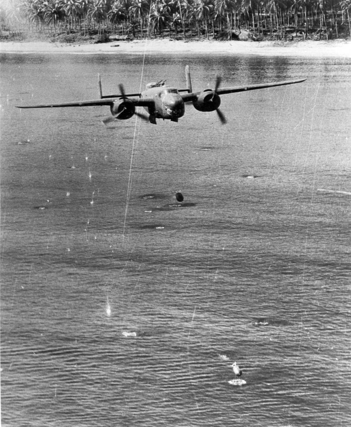 1944年初,B-25「米切尔」轰炸机在新几内亚威瓦克上空对日军目标实施「跳弹攻击」。这种超低空投弹战术是美军第5航空队打击日军舰船与补给线的利器。
