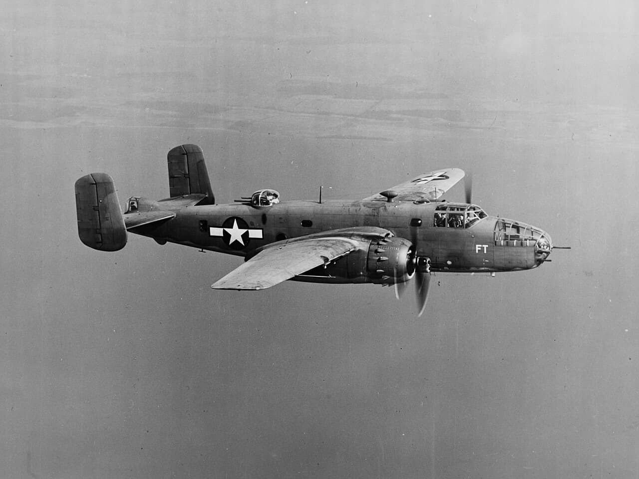 1944年2月28日,一架在美国马里兰州帕塔克森特河海军航空测试中心附近飞行的北美PBJ-1D「米切尔」轰炸机(序列号:BuNo 35094)。注:PBJ-1是B-25在美国海军中的型号,PBJ-1D即B-25D。