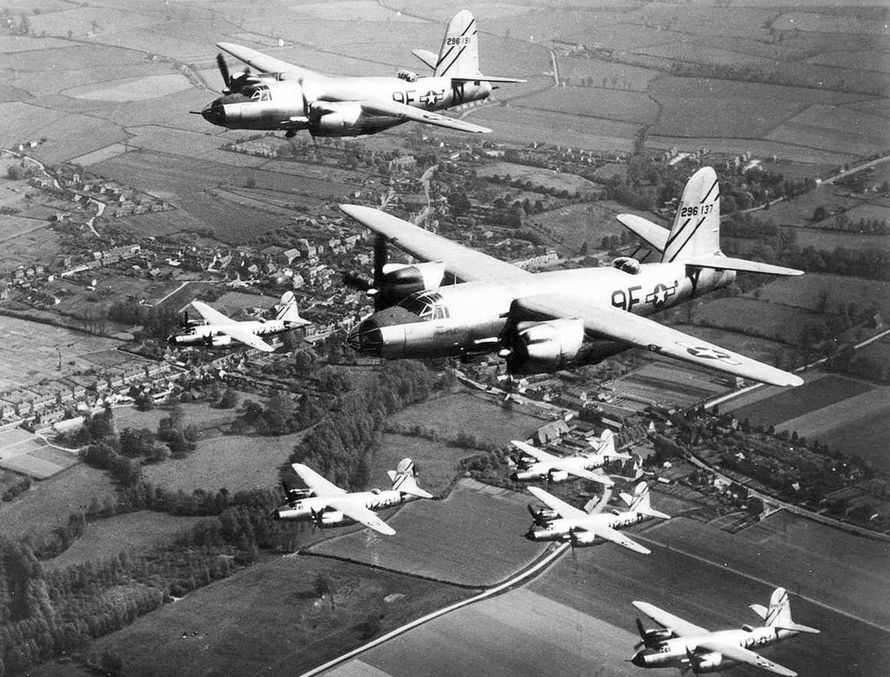 1944年,隶属于第9航空队第397轰炸机大队的马丁B-26B轰炸机编队。该大队驻扎在英国里文霍尔(Rivenhall)皇家空军基地,距离镜头最近的两架飞机分别是序列号为「42-96137」(代号:9F-Y)和「42-96191」(代号:9F-N,绰号:「特惠牛奶派送」/ Milk Run Special)的B-26B-55-MA「掠夺者」轰炸机。其中「42-96137」号机于1944年5月13日被击落;「42-96191」号机于1944年6月24日被击落。