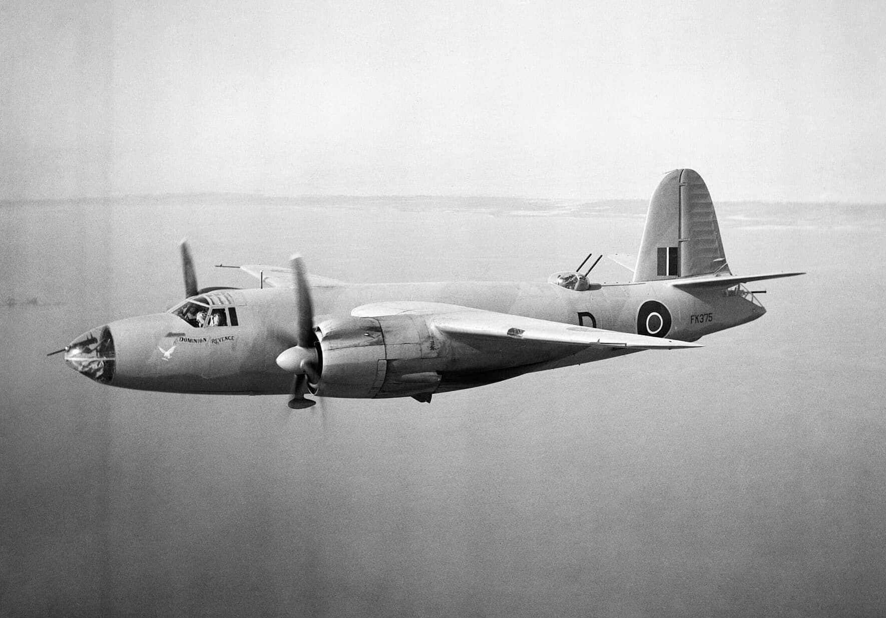 1942年,英国皇家空军第14中队装备的马丁「掠夺者」Mk.I轰炸机「自治领复仇」号(序列号FK375,机身代码D)在埃及法伊德基地上空飞行。该机于1943年1月3日在爱琴海阿伊奥斯·耶奥尔伊奥斯岛附近执行鱼雷攻击任务时被击落。英国皇家空军接收的B-26以第14中队为核心在地中海执行反舰作战。