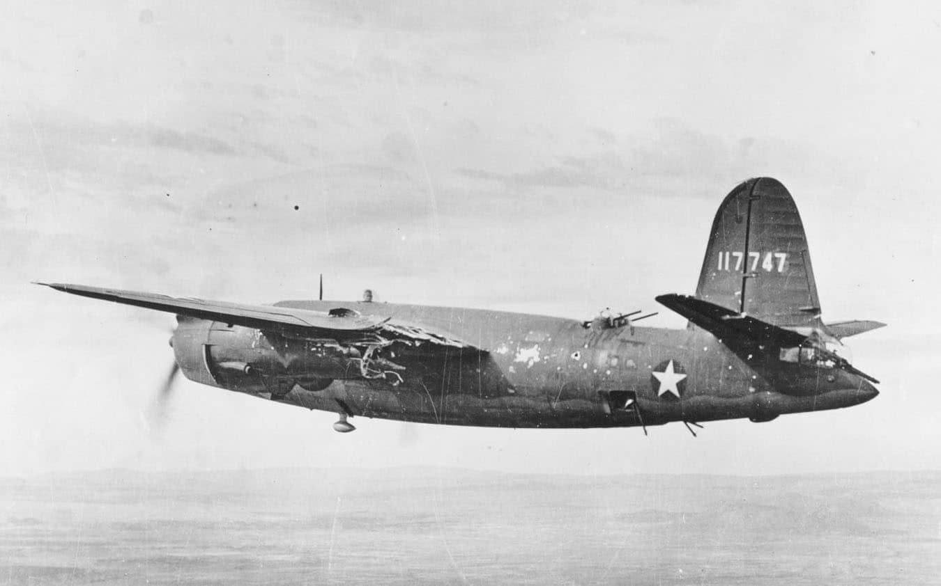 1943年9月,隶属于美国陆军航空队第17轰炸机大队第37轰炸机中队、绰号「地震麦克古恩」(Earthquake McGoon)的马丁B-26B-1-MA轰炸机(序列号:41-17747)在欧洲上空遭受高射炮火击伤后的模样。注意:其1号发动机短舱、左机翼及起落架舱部位遭受高射炮火损伤,另外起落架舱门也已缺失。
