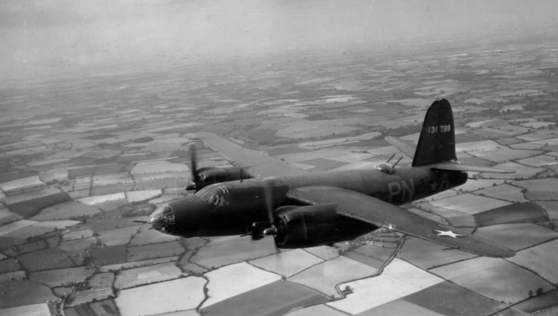 1943年10月,驻英第322轰炸大队第449轰炸中队的B-26B「掠夺者」轰炸机在英国上空飞行。第322大队是首批进驻英国的B-26部队,后转隶第9航空队,1944年参与轰炸德国V-1飞弹发射阵地的「Noball」目标行动与「霸王行动」。